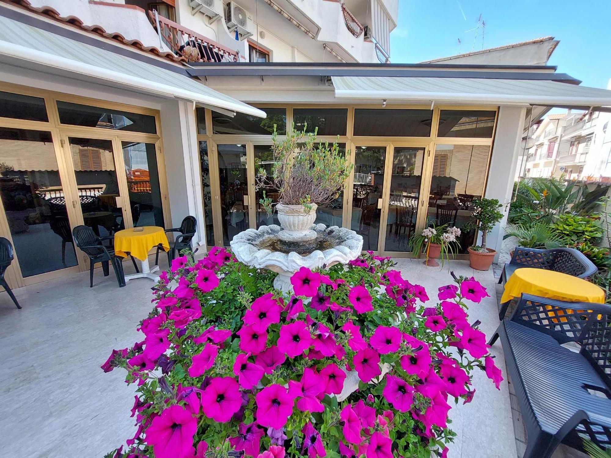 Hotel Nettuno Roseto Degli Abruzzi Exterior foto